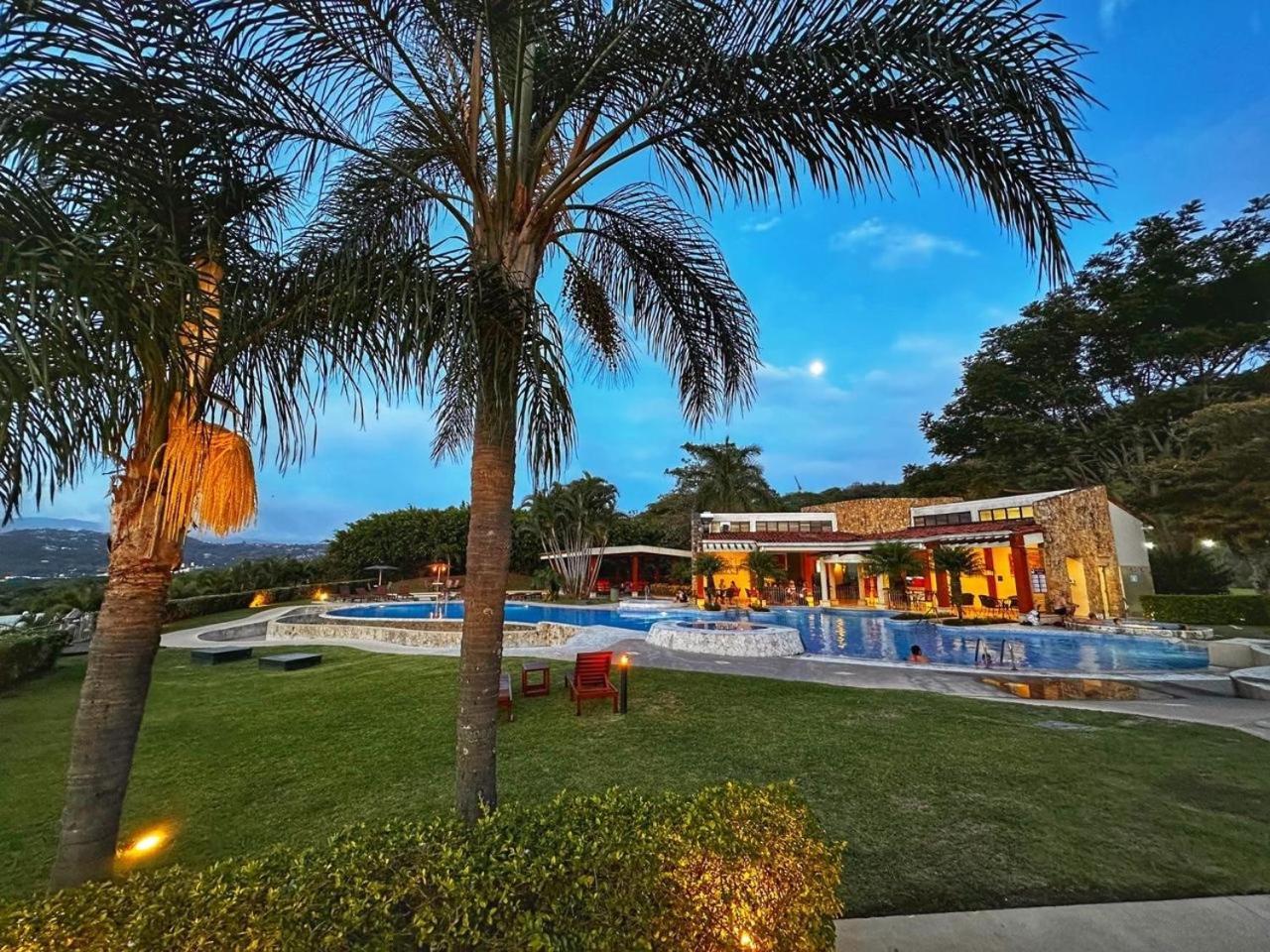 Cr Mariposa Rentals Lakeview Penthouse With Office Space, Pool, Gym, Tennis Santa Ana  Exterior photo
