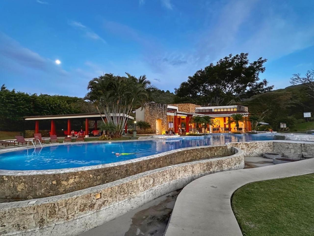 Cr Mariposa Rentals Lakeview Penthouse With Office Space, Pool, Gym, Tennis Santa Ana  Exterior photo